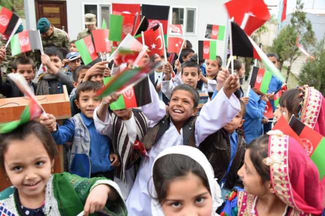 Mehmetçik'ten Afgan öğrencilere hediye